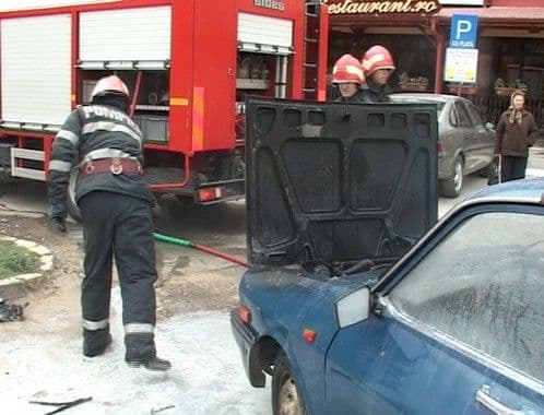 Maşină cuprinsă de flăcări în mers