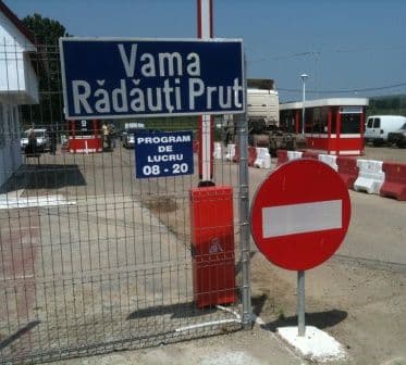Vama Radauti Prut: Autoturism tapetat cu ţigări de contrabandă