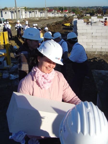 Angajaţii Băncii Comerciale Române au răspuns apelului la voluntariat lansat de Habitat