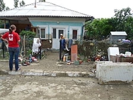 Proprietarii caselor afectate de inundatii vor primi câte 1000 de lei
