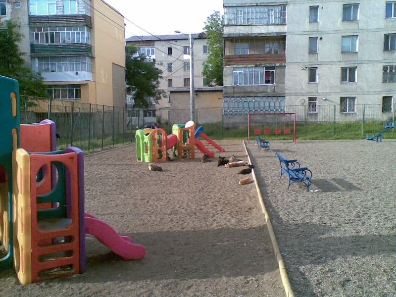 Cetatenii reactioneaza:  Loc de joaca din cartierul Plevna vandalizat
