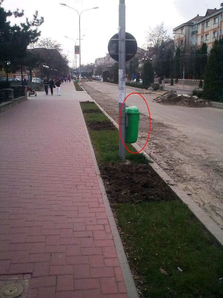 Coşuri de gunoi pozitionate aiurea pe Bulevardul Victoriei