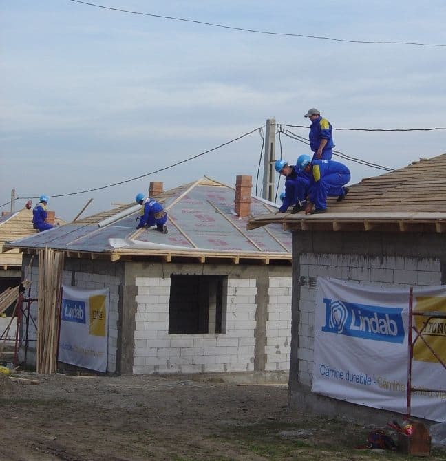 Dorohoi: Opt case acoperite în două zile de Lindab