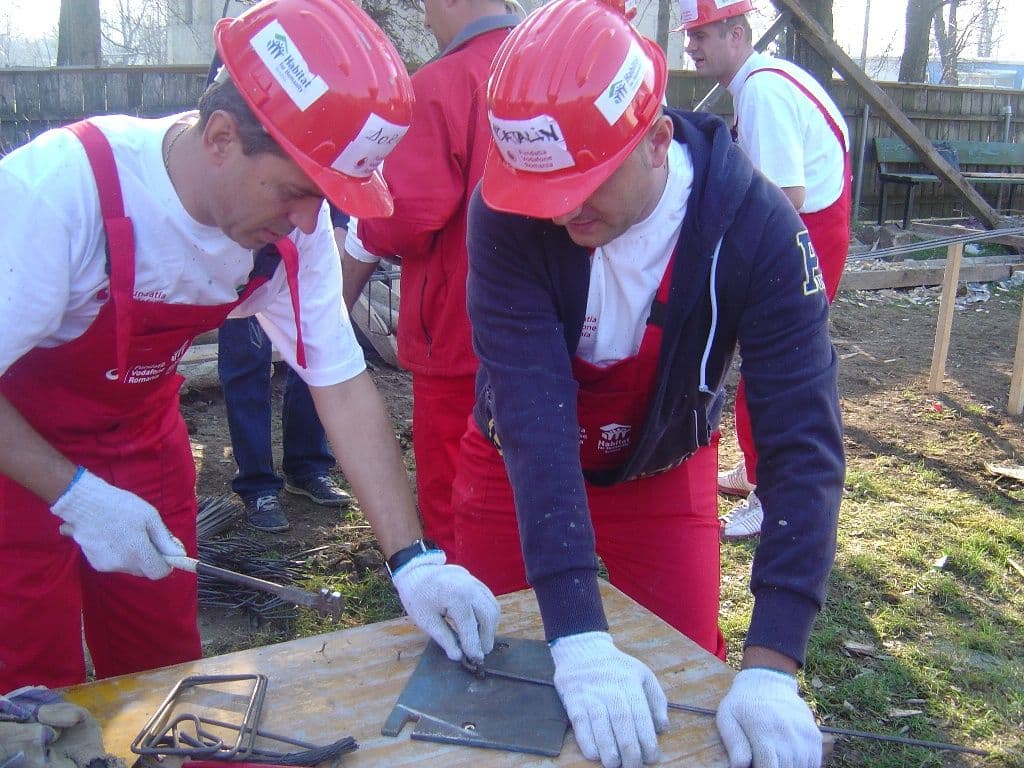 Fundatia Vodafone Romania: 400.000 de euro pentru constructia de case destinate familiilor defavorizate