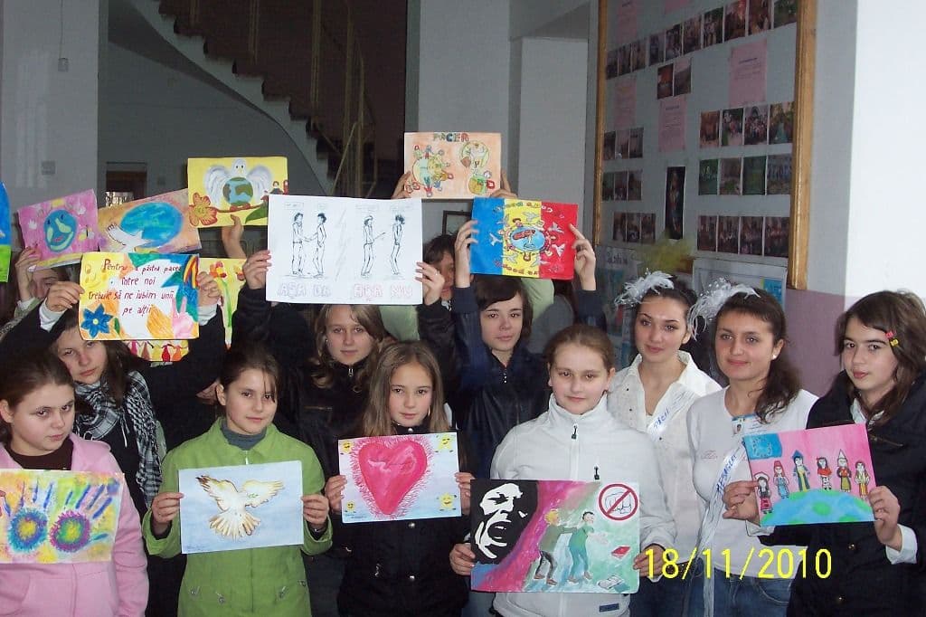 [FOTO] “Porti deschise pacii si NonViolentei” la Grupul Scolar “Al. Vlahuta” Sendriceni