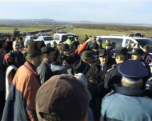O noua revolta intre taranii si angajatii FGM pentru terenul de la Varfu Campului