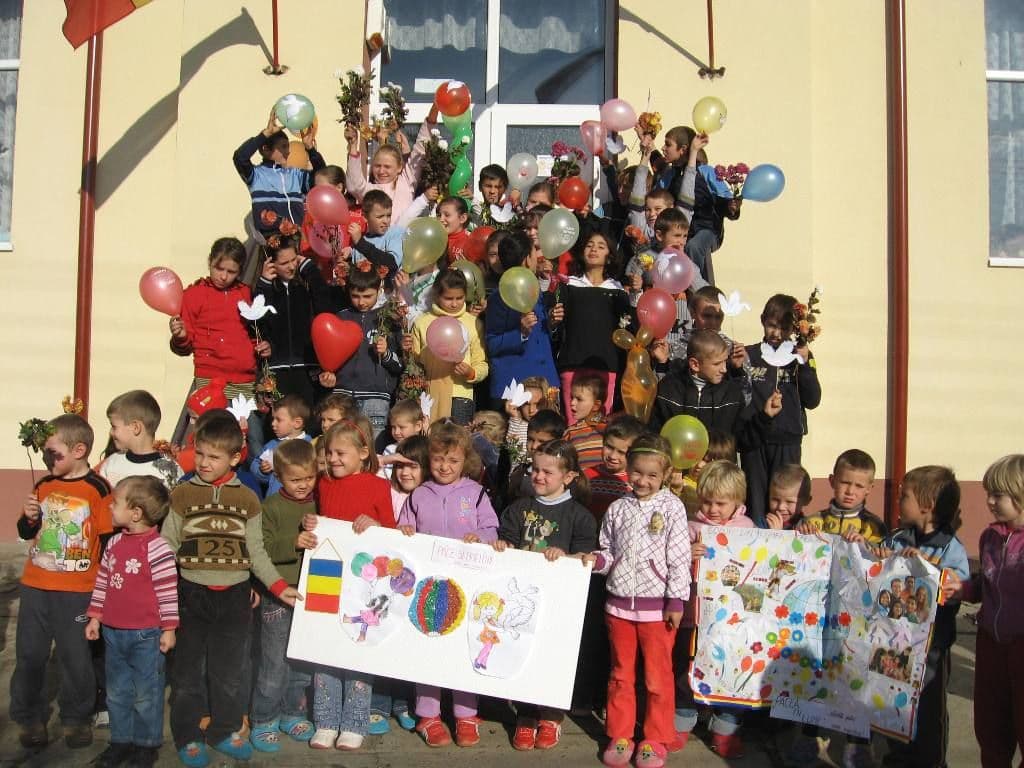 Scoala nr.4 - Dorohoi:  „Pace şi nonviolenţă pentru copiii lumii”