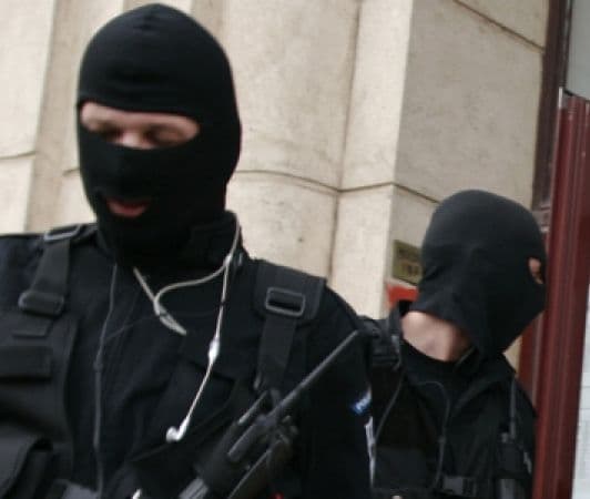 Reţineri şi percheziţii la Botoşani, cu mascaţii din Iaşi 