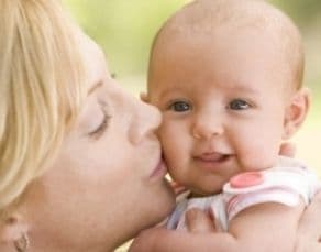 Concediul maternal, redus la jumătate