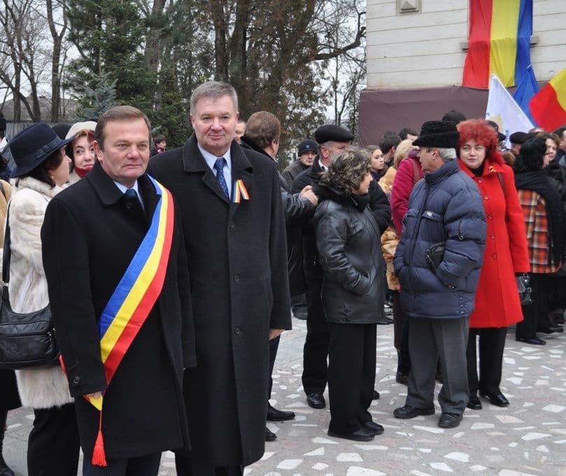 [VIDEO][FOTO] Manifestări de Ziua Naţională cu fasole, carnaţi, vin fiert, discursuri si porumbei