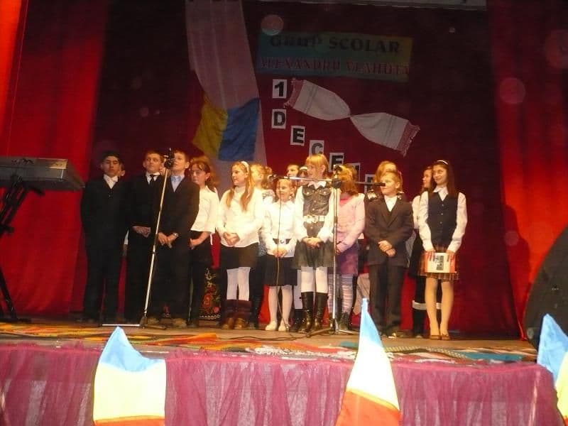 Spectacol folcloric organizat de Grupul Scolar Al.Vlahuta Sendriceni