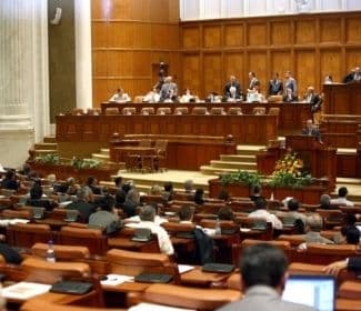 Senatul a adoptat, cu ochii închiși, tăierea alocațiilor pentru familii sărace