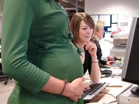 Senator PNL: Economia din concediul maternal înseamnă asfaltarea a 40 de kilometri de drum