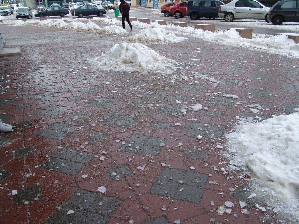 Atenţie la zapada şi gheaţa de pe acoperişuri !
