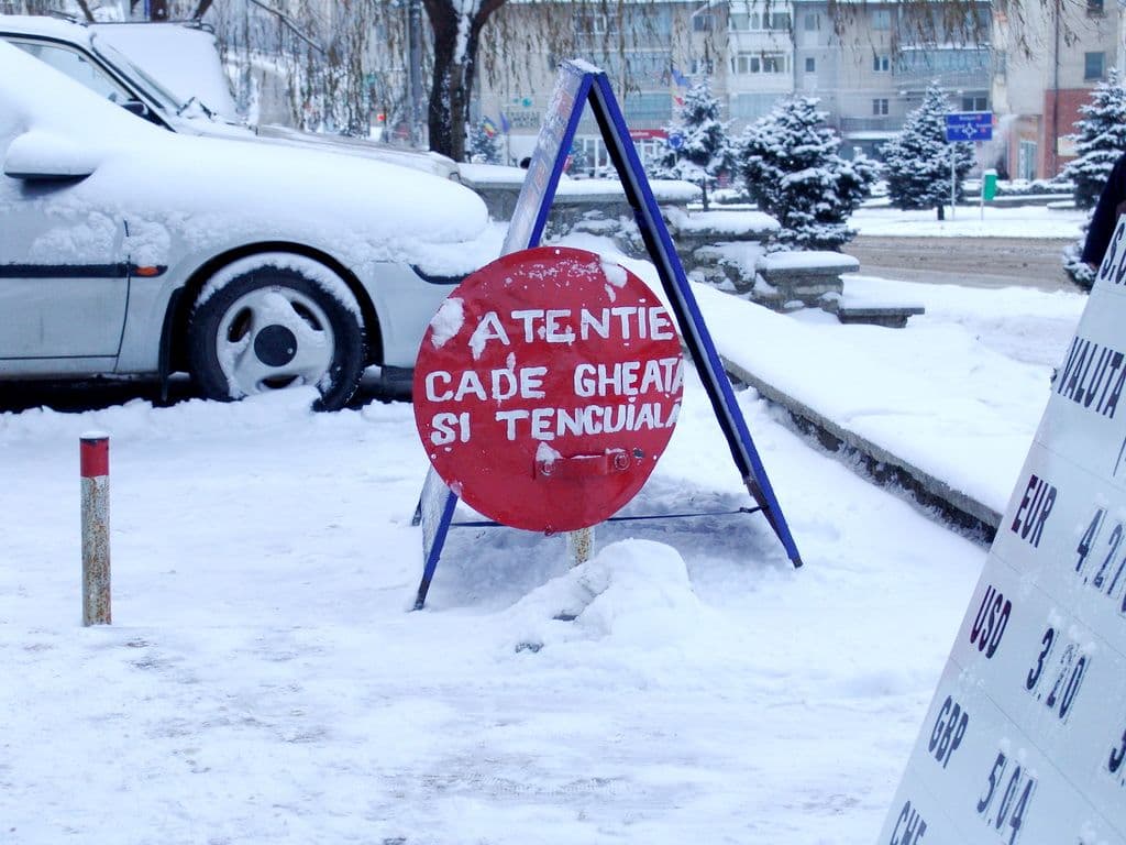 Atentie cade ghiata si tencuiala