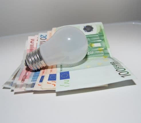 De la 1 ianuarie facturile de curent vor avea o creștere importantă 