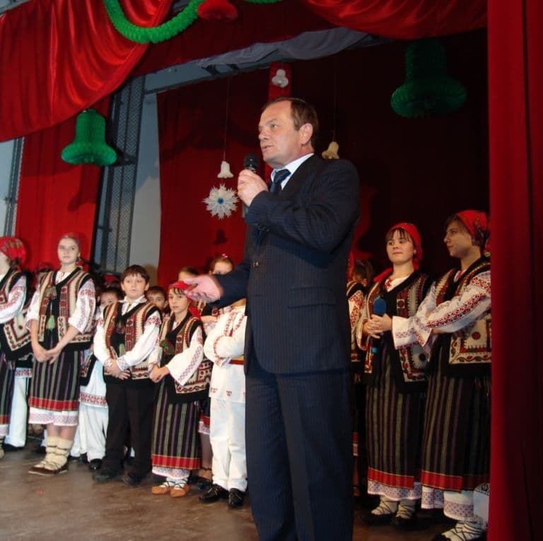 [VIDEO] Primarul Alexandrescu in mijlocul copiilor la „Carnavalul zăpezii”