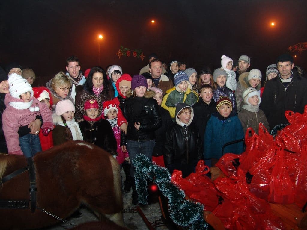 [FOTO] Moş Crăciun a venit la Dorohoi cu sania trasă de... ponei