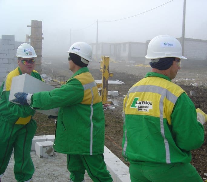 1 nov 2010_angajatii lafarge lucreaza la constructia locuintelor pentru sinistrati pe santierul Habi