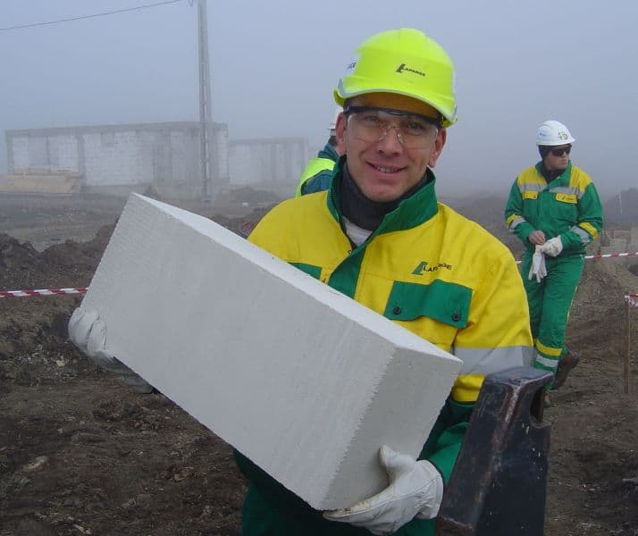 1 nov 2010_angajatii lafarge lucreaza la constructia locuintelor pentru sinistrati pe santierul Habi