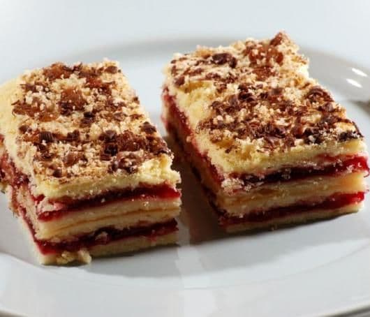 Prajitura cu nuci si dulceata de visine