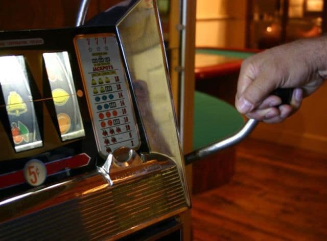 Cazinourile şi localurile cu jocuri slot–machine obligate să emită bilete de intrare