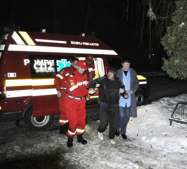 SMURD-ul a devenit TAXI pentru boschetarii din Dorohoi