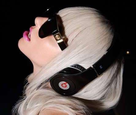 Lady Gaga a lansat ochelarii de soare care fac fotografii
