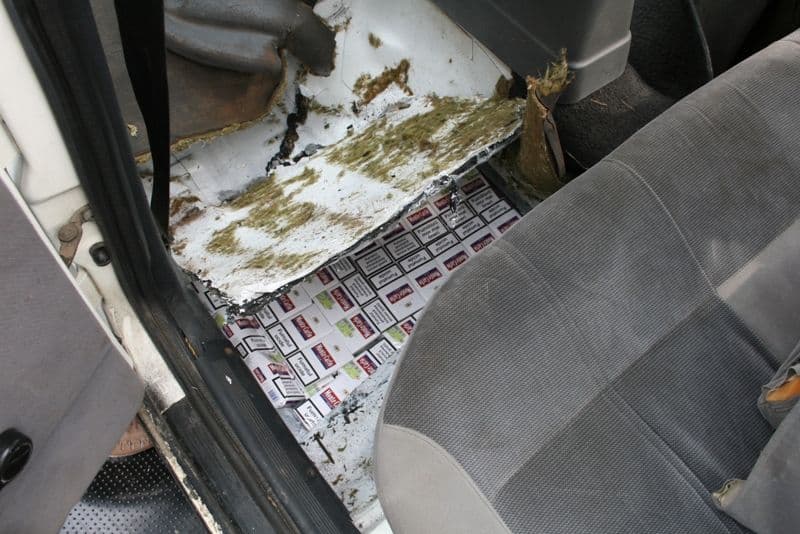 Autoturism blindat cu ţigări descoperit în P.T.F. Rădăuţi Prut