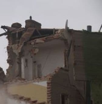 Demolarile, o sursa de lemne de foc pentru nevoiasii din Dorohoi