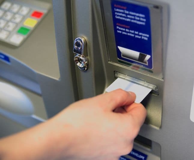 Câţi bani pierzi când retragi 100 de lei de la bancomat