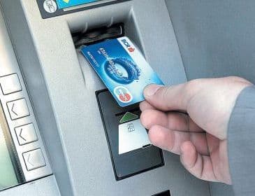 Bancomatele, la fel de murdare ca toaletele publice