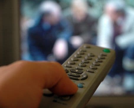 Privitul prea mult la televizor, risc mare de a face infarct