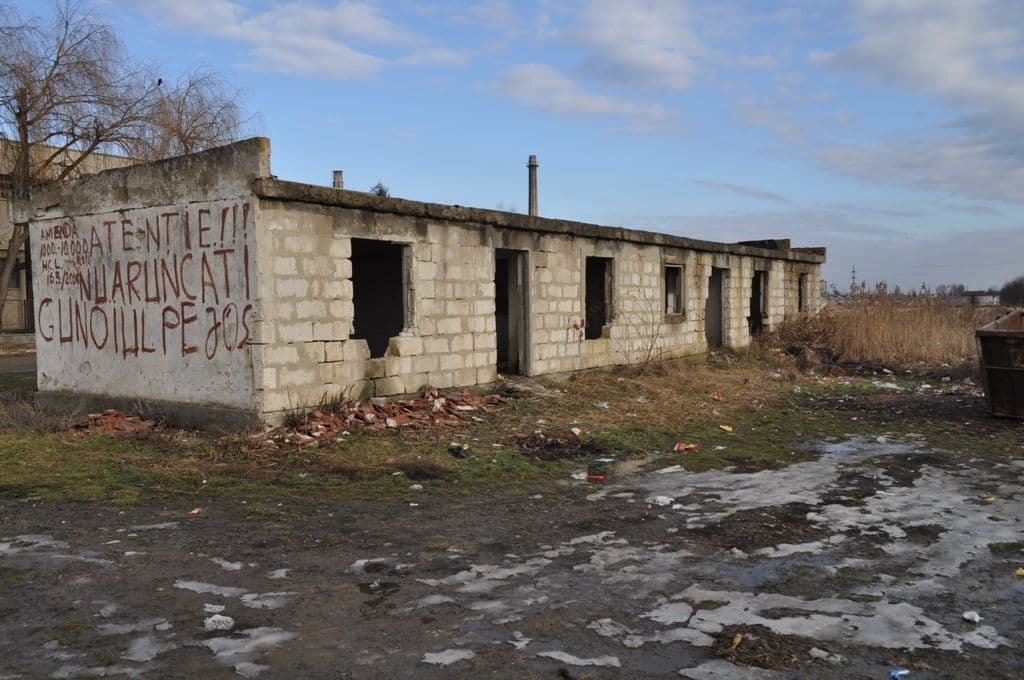Dorohoi : O cladire dezafectata creeaza disconfort locatarilor din Drochia Nr.45