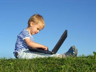 Copiii din prezent nu-şi pot lega şireturile dar ştiu să folosească un smartphone