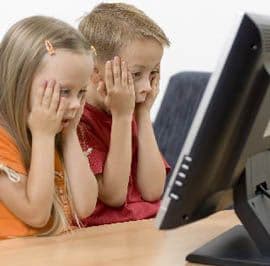 Adolescentii romani  traiesc  pe internet