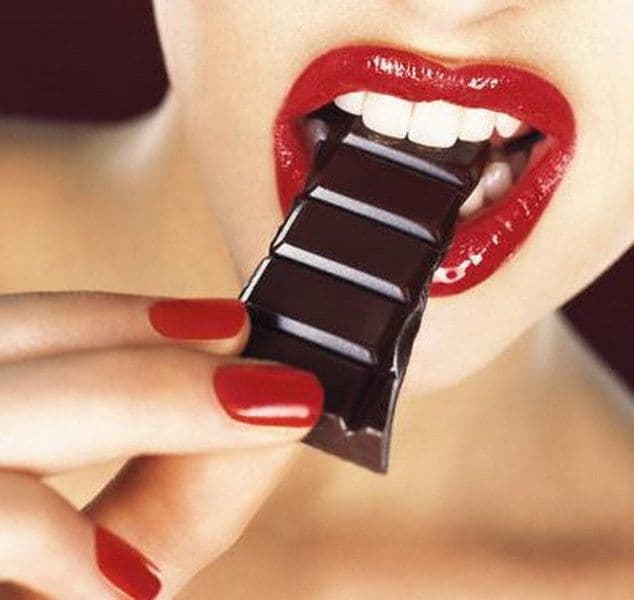 Ciocolata neagră conţine mult mai mulţi antioxidanţi decât sucurile proaspete