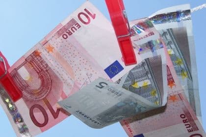 Cercetat pentru înşelăciune că a pretins sume de bani pentru promisiuni mincinoase