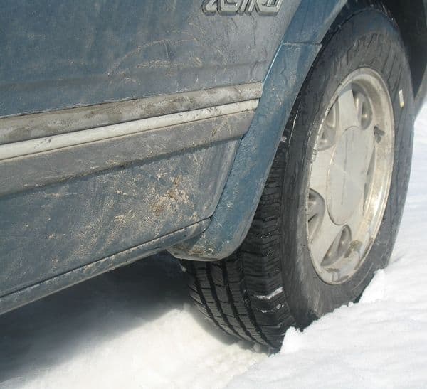 Traficul rutier se desfăşoară cu dificultate în mai multe judeţe din cauza zăpezii