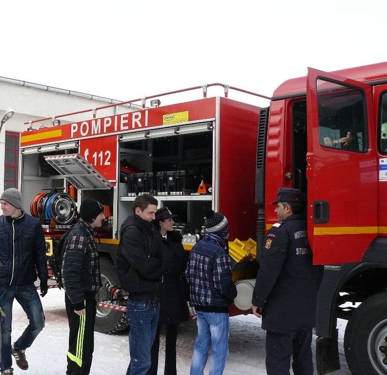[FOTO] I.S.U. Botoşani vizitat de zeci de copii şi adulţi de  Ziua Protecţiei Civile din România 