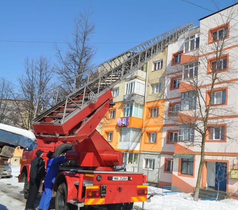 Lupta cu ţurţurii : Pericolul de la marginea acoperişului