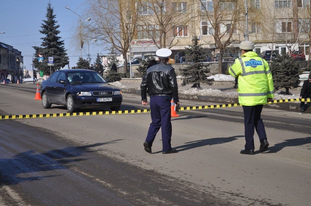 NEWS ALERT : [VIDEO] Neatenţia face victime : Un elev de la „Vlahuţă” a fost lovit în plin