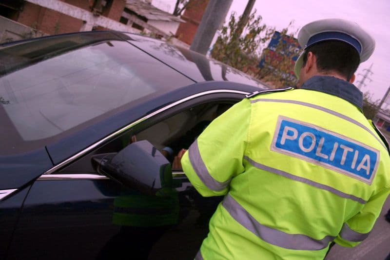 Tânăr de 19 ani cercetat pentru conducere sub influenţa băuturilor alcoolice şi fără a deţine permis