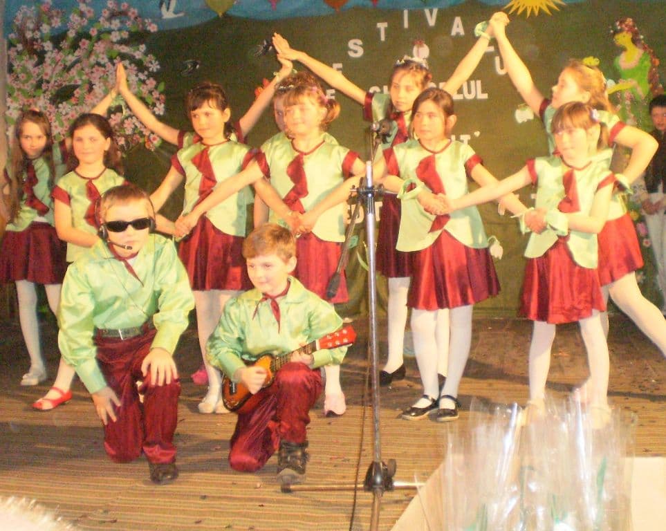 Primăvara a îmbobocit la festivalul din Ibăneşti