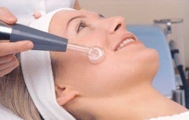 E sau nu bine sa mergi la salon pentru a-ti ingriji fata?