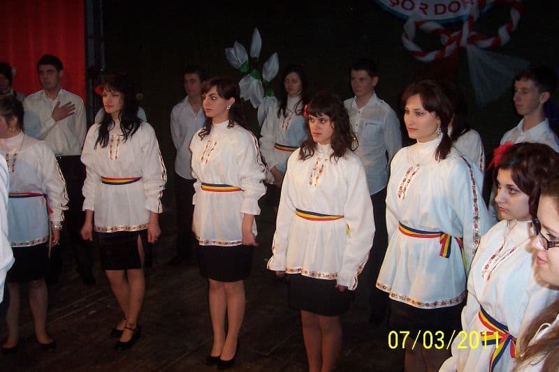 Grupul Şcolar Al. Vlahuţă : Flori pentru mame