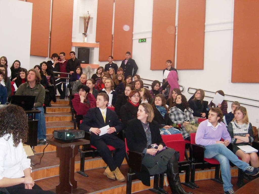 “Femeia între celebritate şi anonimat” la Colegiul Naţional Grigore Ghica