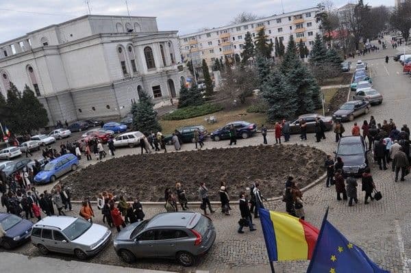 VIDEO | GREVA PROFESORILOR | Botosanenii il spurca pe Boc ” Sa-l i-a dracu “
