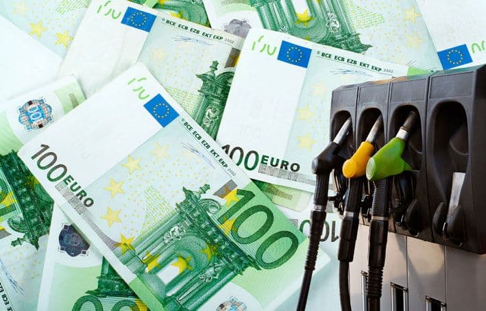 De ce petrolul se ieftineşte iar benzina rămâne tot scumpă