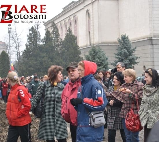 VIDEO & FOTO | Profesorii au ieşit şi joi în Piaţa Revoluţiei. Ei au recurs tot la un marş al tăcerii